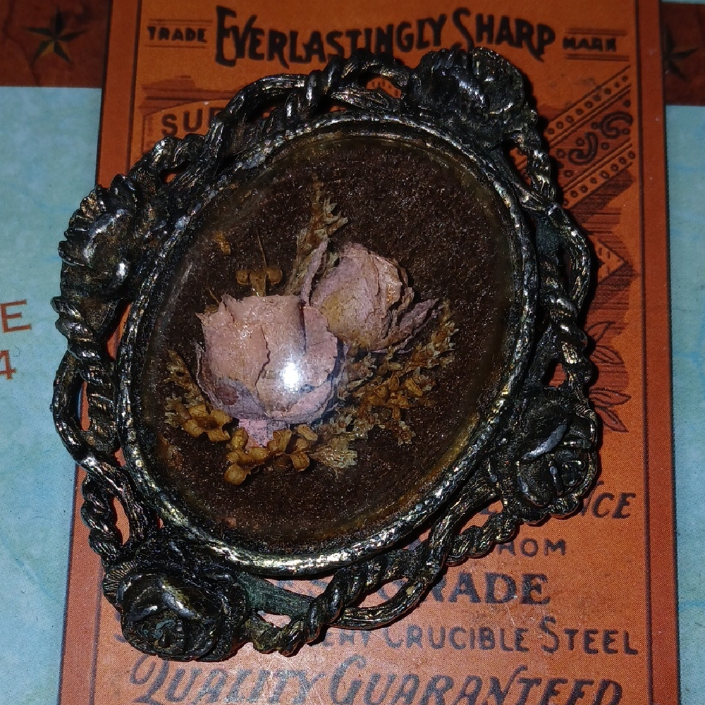 Vintage Floral Brooch with Intricate Frame